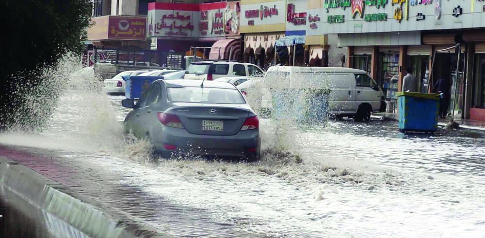 



 شارع مغمور بمياه الأمطار وسط جدة.