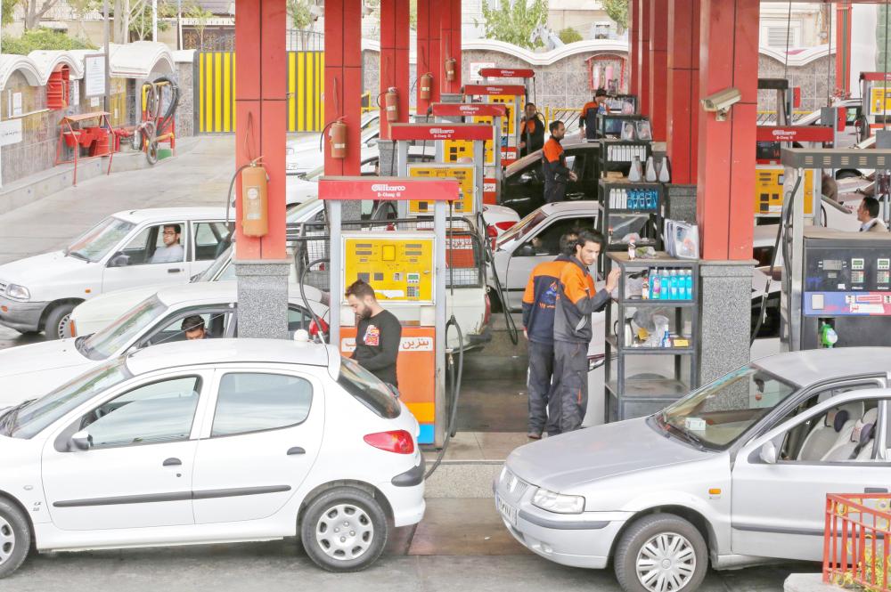 



إيرانيون يتزاحمون للتزود بالوقود في محطة بنزين بطهران أمس، مع بدء اليوم الأول لسريان العقوبات الأمريكية. (أ.ف.ب)