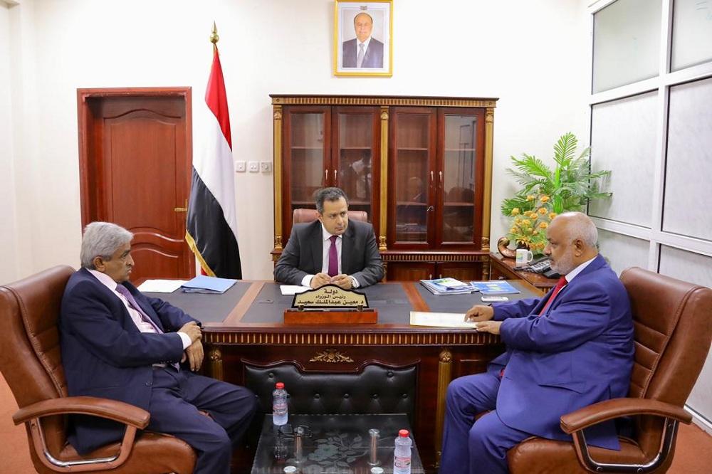 رئيس الوزراء اليمني ملتقيا محافظ الحديدة