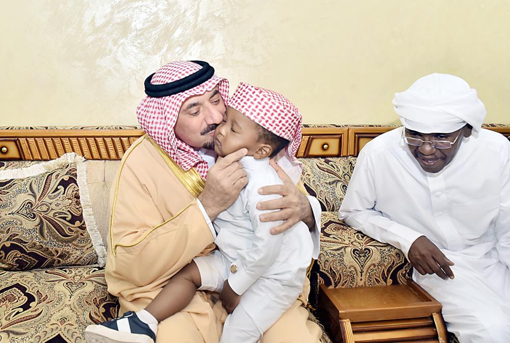 





الأمير جلوي بن عبدالعزيز يقبل أحد أبناء الشهيد.