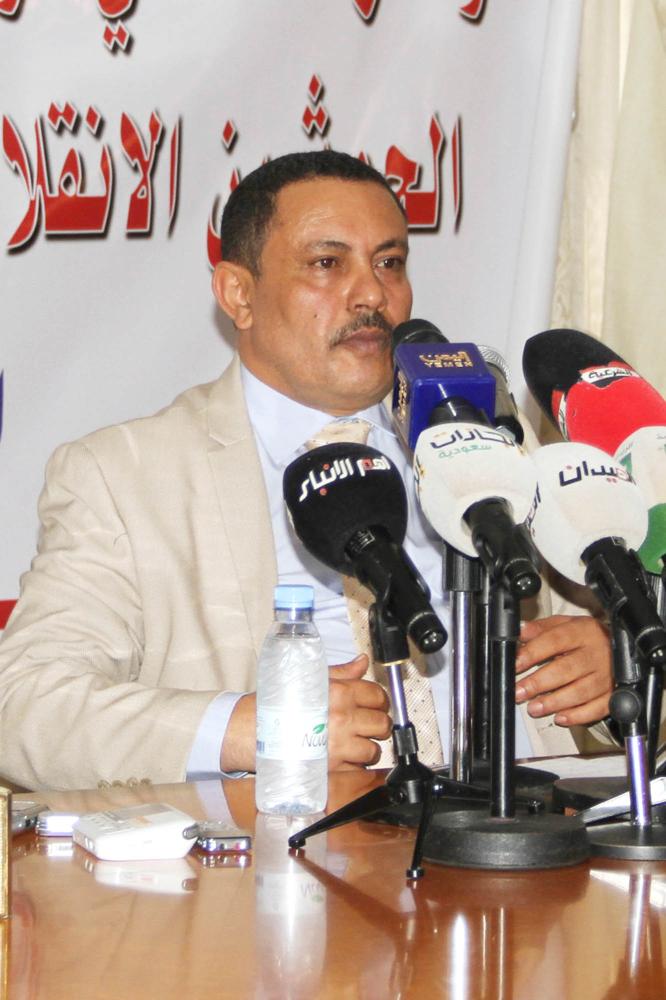 



الوزير المنشق عبد السلام جابر متحدثاً.