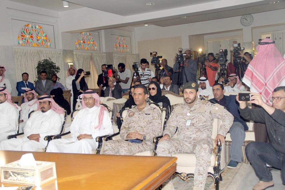 



المتحدث باسم التحالف العقيد الركن تركي المالكي، ومشاركون في المؤتمر الصحفي لوزير الإعلام المنشق عن الحوثيين في الرياض أمس.  (تصوير: عبدالعزيز اليوسف)