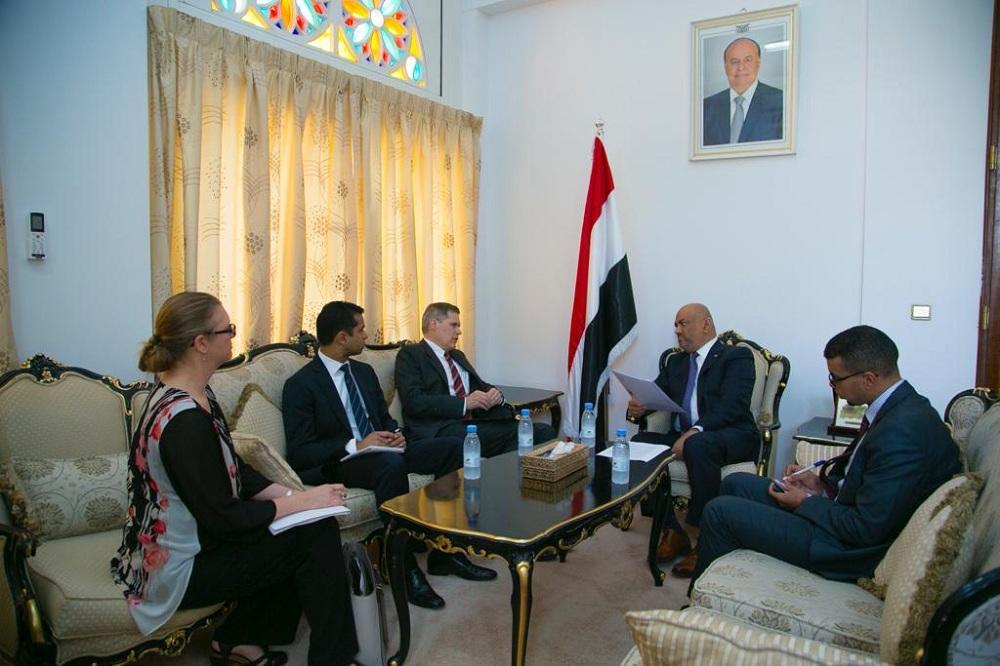 وزير الخارجية اليمني مستقبلا السفير الأمريكي