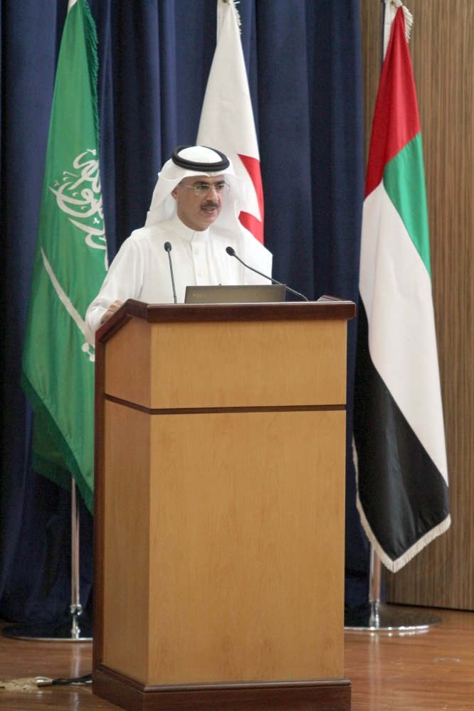 المنصور متحدثا خلال المؤتمر الصحفي. (تصوير: عبدالعزيز اليوسف)
