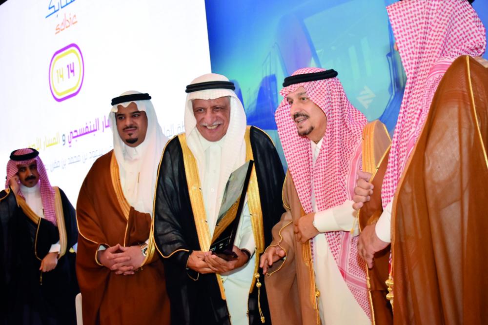 



الأمير فيصل بن بندر خلال إعلان الفائزين. (عكاظ)