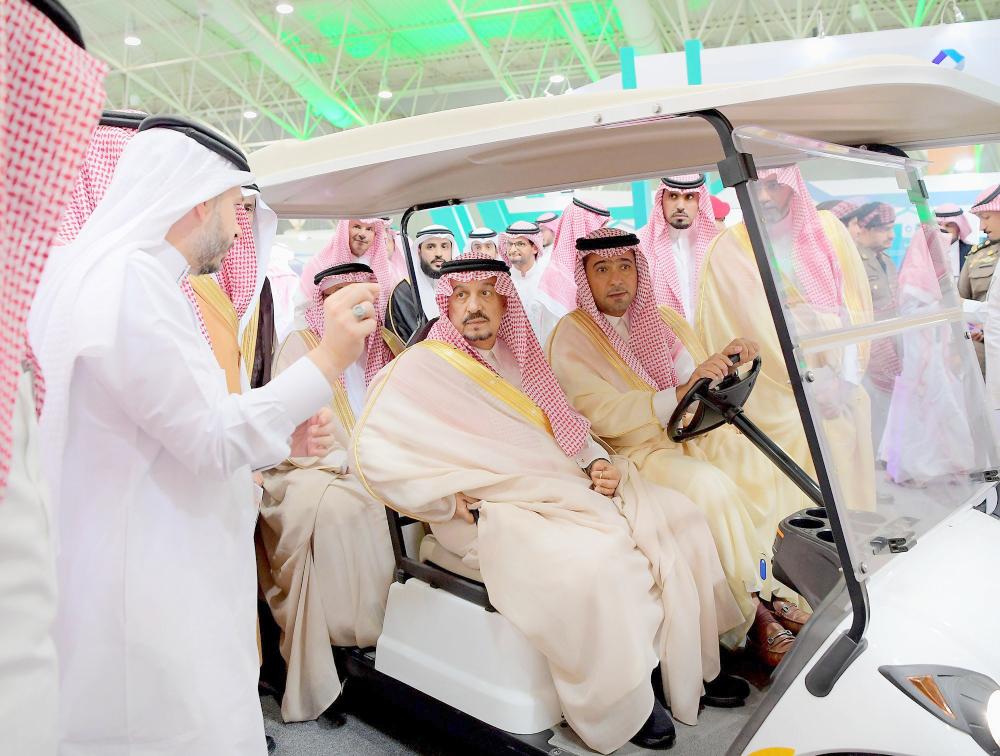 



الأمير فيصل بن بندر يتجول في معرض «سكني إكسبو» ويرافقه وزير الإسكان.