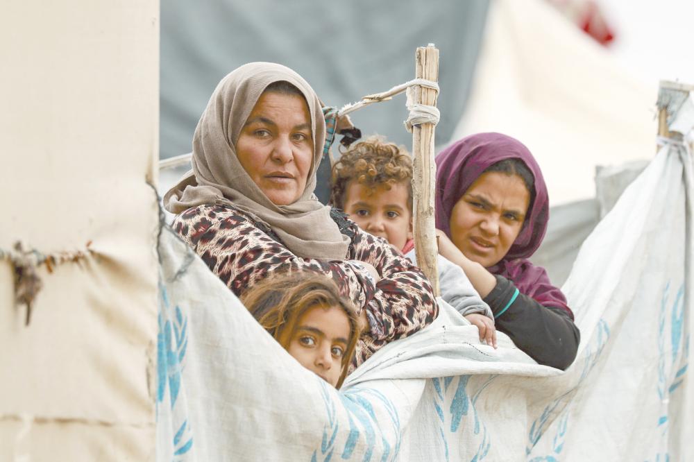 



أسرة سورية في مخيم للنازحين من دير الزور وضواحيها بالقرب من محافظة الحسكة. (أ ف ب)