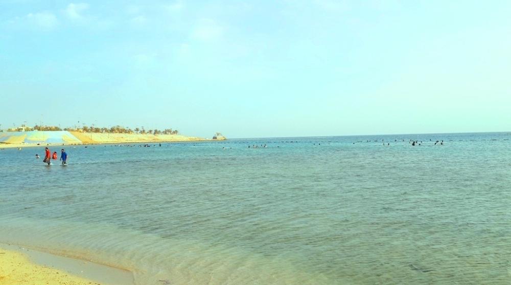 جمع كبير من المصطافين يمارسون السباحة بمتنزه زاعم بالوجه. (تصوير: عباس الفقيه)