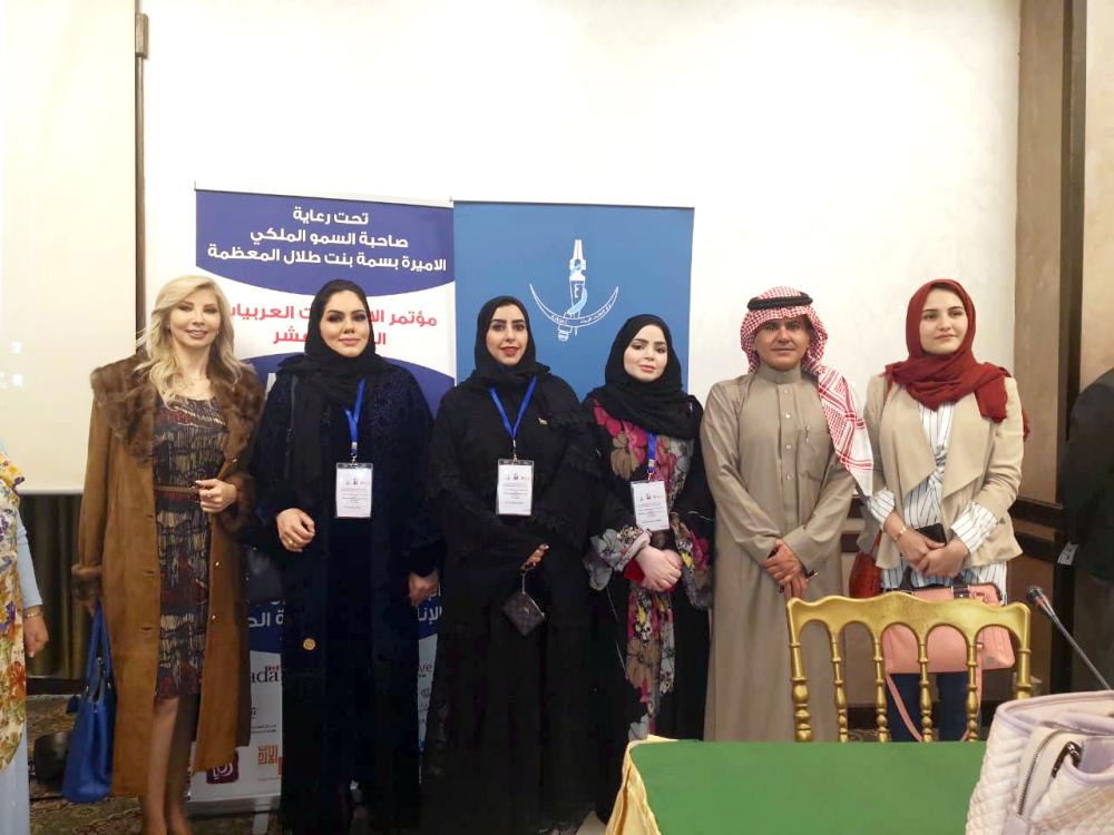 



 الإعلاميات السعوديات خلال مشاركتهن في الملتقى مع ممثل السفارة السعودية في الأردن.