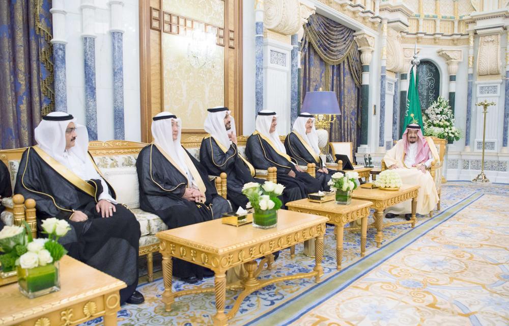 



خادم الحرمين الشريفين مستقبلا السفراء المعينين حديثاً لدى عدد من الدول الشقيقة والصديقة، أمس في الرياض. (واس)