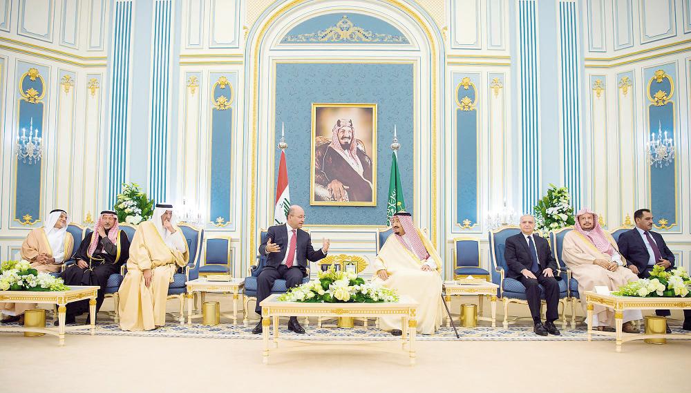 الملك سلمان والرئيس العراقي يستعرضان العلاقات الوثيقة بين البلدين وسبل تعزيزها، أمس في الرياض. (واس)