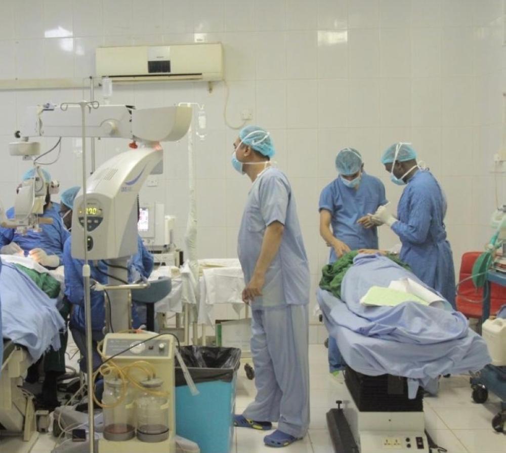 عمليات جراحة العيون في مستشفى مكة للعيون في عدن