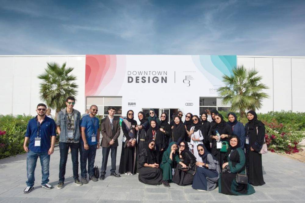 


طلاب وطالبات كلية الإعلان أمام الموقع المحتضن لفعاليات أسبوع دبي للتصميم.