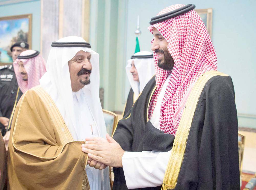 الأمير محمد بن سلمان في حديث مع أحد الحضور.