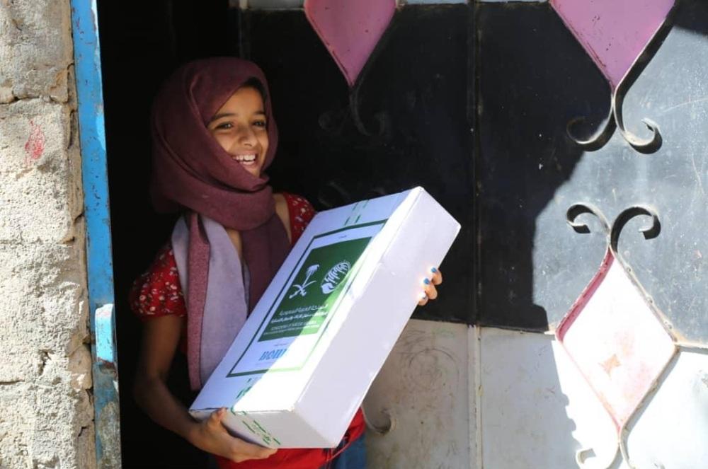 طفلة يمنية تتسلم حصتها من المساعدات