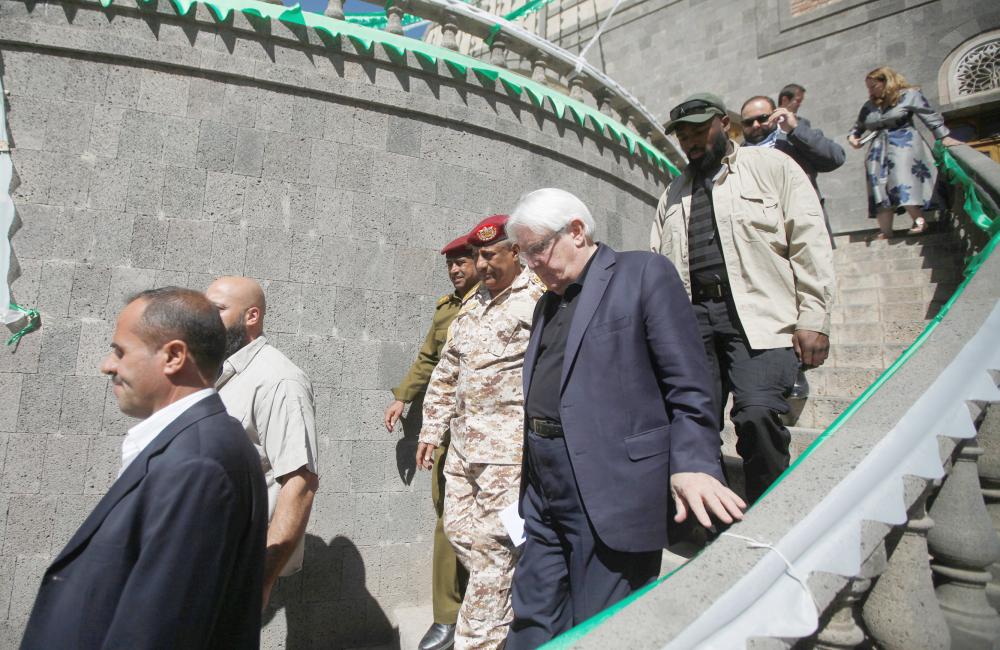 



 غريفيث يغادر صنعاء بعد اجتماعه مع القيادي الانقلابي محمد علي الحوثي أمس. (رويترز)