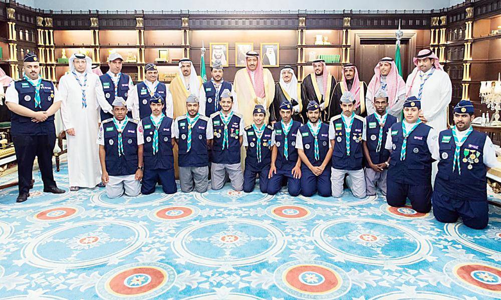 





الأمير حسام بن سعود مع الكشافة المكرمين. (عكاظ)