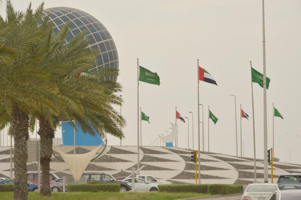 



تزينت شوارع مدن المملكة بأعلام الإمارات، وفي الصورة دوار الكرة الأرضية بجدة والأعلام السعودية بجانب الإماراتية (تصوير: أحمد المقدام)