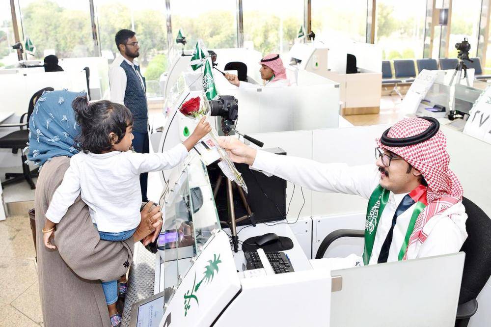 



استقبلت المطارات السعودية المسافرين الإماراتيين بالورود والفاعليات الوطنية. 