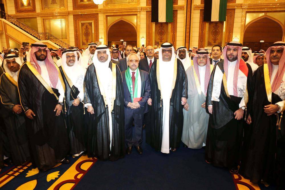 الأمير عبدالله بن سعد والسفير الإماراتي عارف النعمي والقناصل. (تصوير: مديني عسيري)