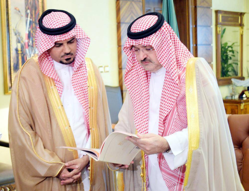



الأمير مشعل بن ماجد مطلعا على تقرير مسابقة القرآن الكريم.
