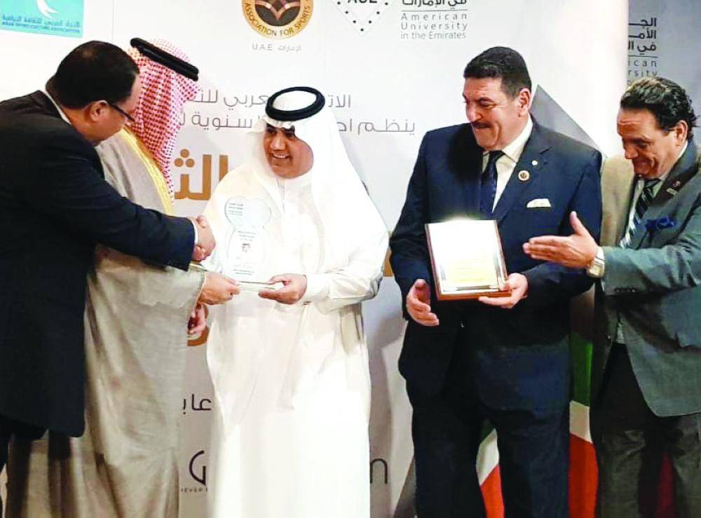 



الأمير طلال بن بدر يسلم رجاء الله السلمي جائزة أوسكار نيابة عن تركي آل الشيخ في دبي.