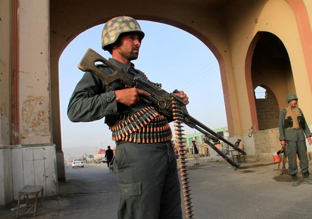 جنديان أفغانيان في نقطة تفتيش