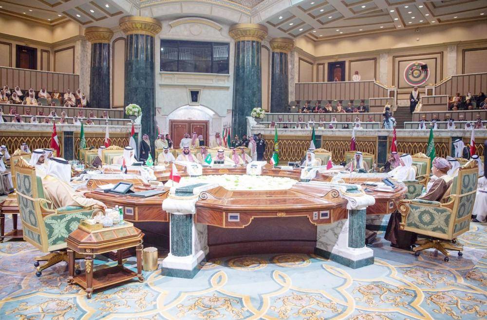 قادة الخليج في الجلسة الافتتاحية للقمة الـ39 في الرياض أمس.