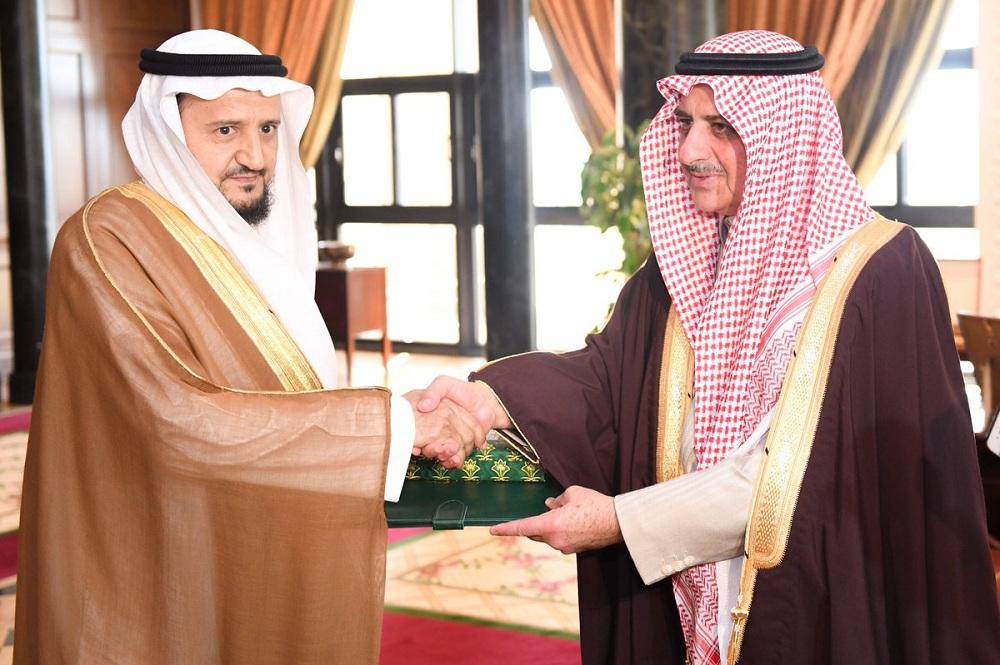 أمير تبوك مسلما وسام الملك عبدالعزيز من الدرجة الأولى لأحد ذوي أحد الشهداء