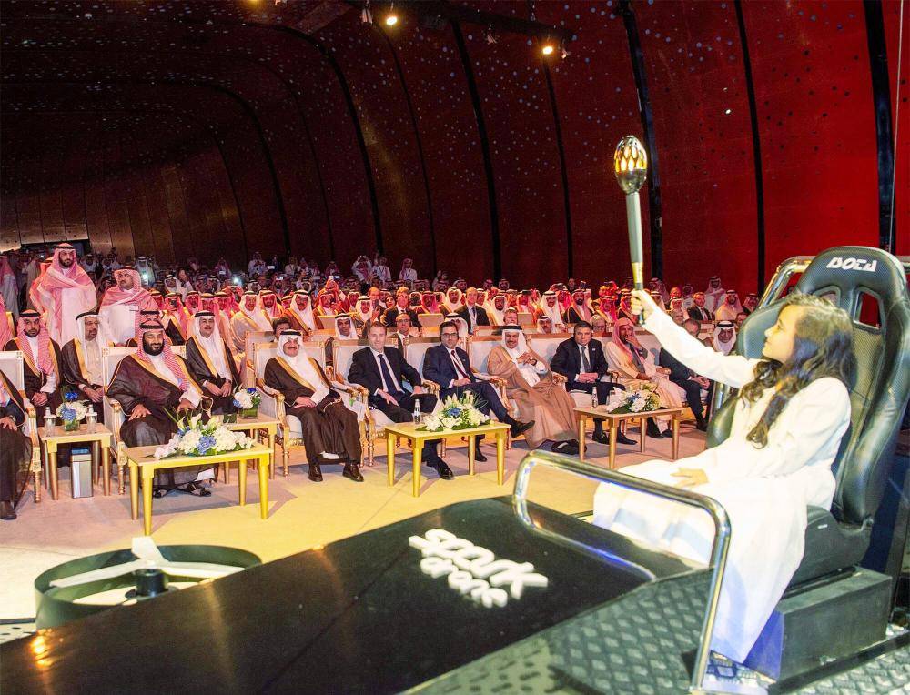 



ولي العهد خلال احتفالية وضع حجر أساس مدينة الملك سلمان للطاقة أمس.         (تصوير: بندر الجلعود Bandaralgaloud@)