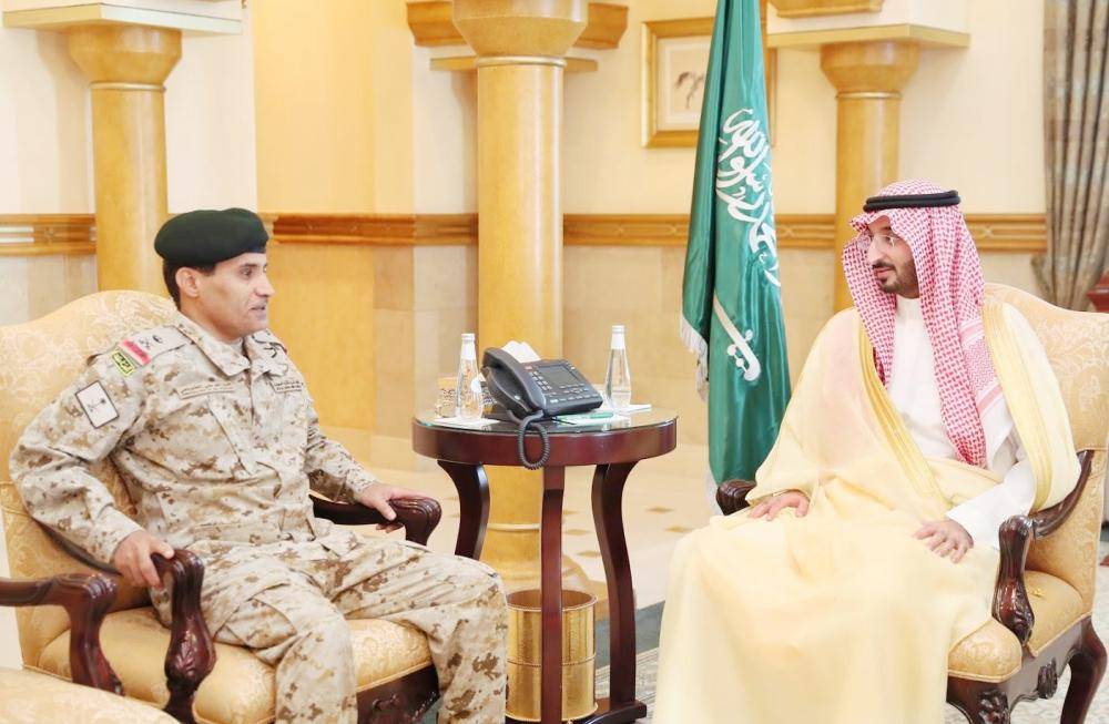 



الأمير عبدالله بن بندر لدى لقائه قائد المنطقة الغربية المعين.