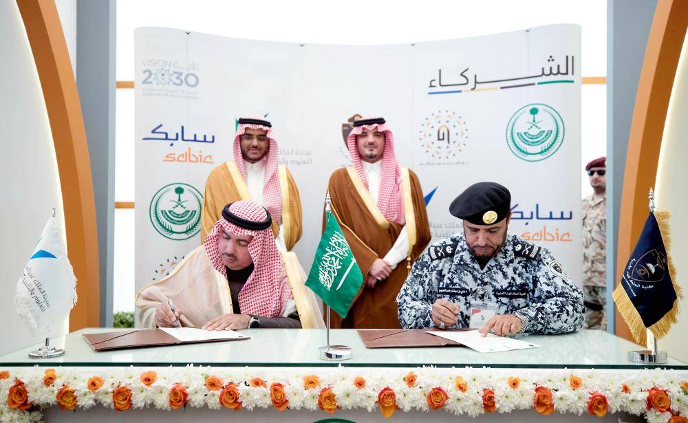 



الأمير عبدالعزيز بن سعود يشهد توقيع مذكرة التعاون.