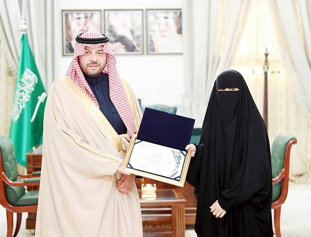 





الأمير فيصل بن خالد مكرما الطالبة حنين العنزي.