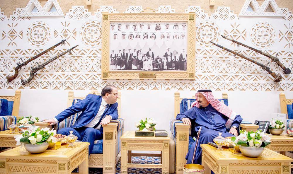 



الملك سلمان بن عبدالعزيز مستقبلاً دولة رئيس الحكومة بتونس يوسف الشاهد. (واس)