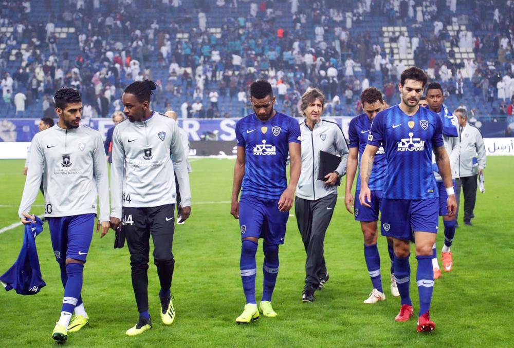 



لاعبو الهلال ويبدو عليهم أثر الخسارة.