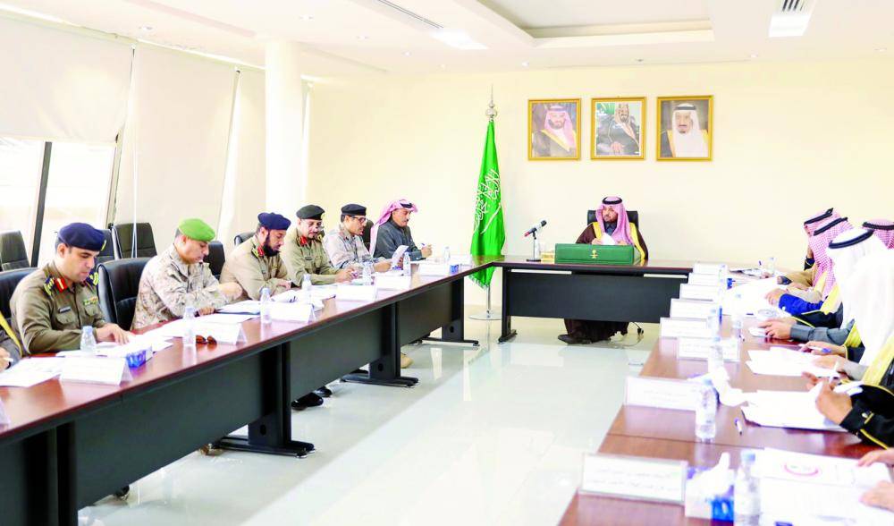 



الأمير فيصل بن خالد بن سلطان مترئساً اجتماع اللجنة. (عكاظ)