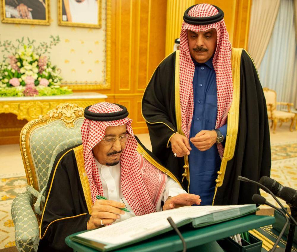 الملك سلمان أثناء توقيع إعلان ميزانية الدولة
