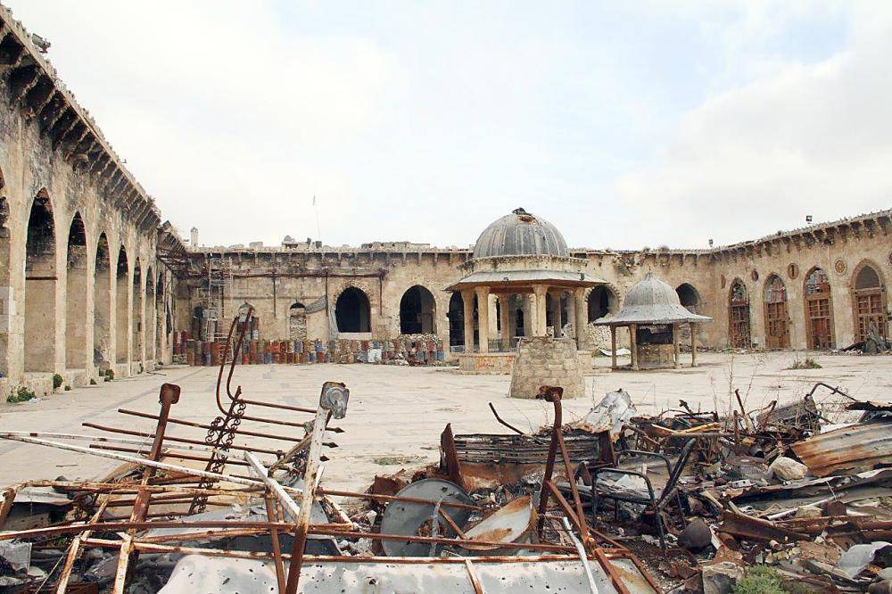 



الآليات العسكرية تدمر التراث الثقافي في مدينة حلب القديمة.