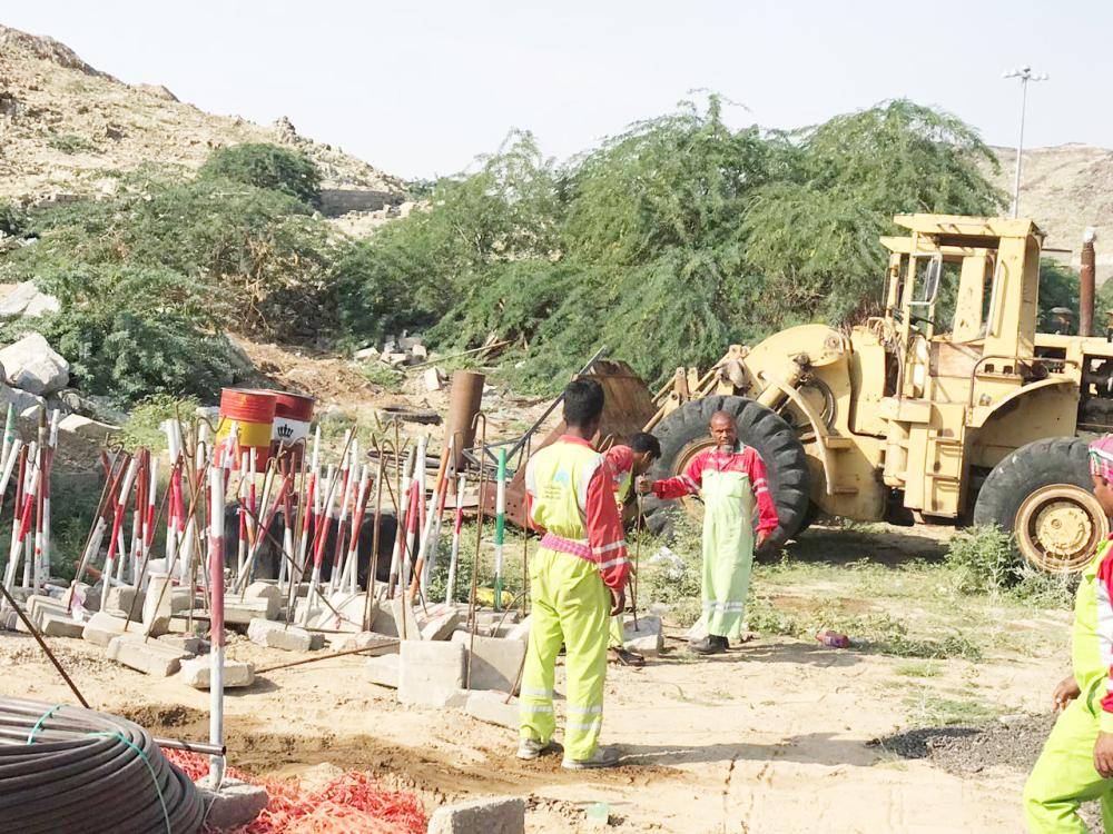 



عمال البلدية يصادرون الصبات التحذيرية.