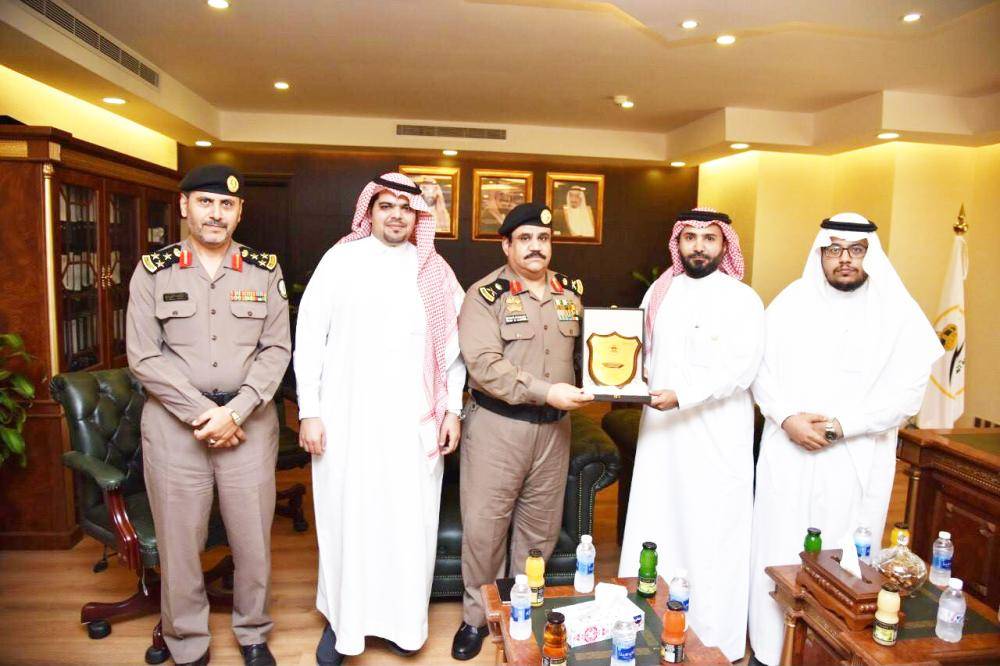



مسؤولو سجون منطقة مكة مع رئيس وأعضاء لجنة المحامين.