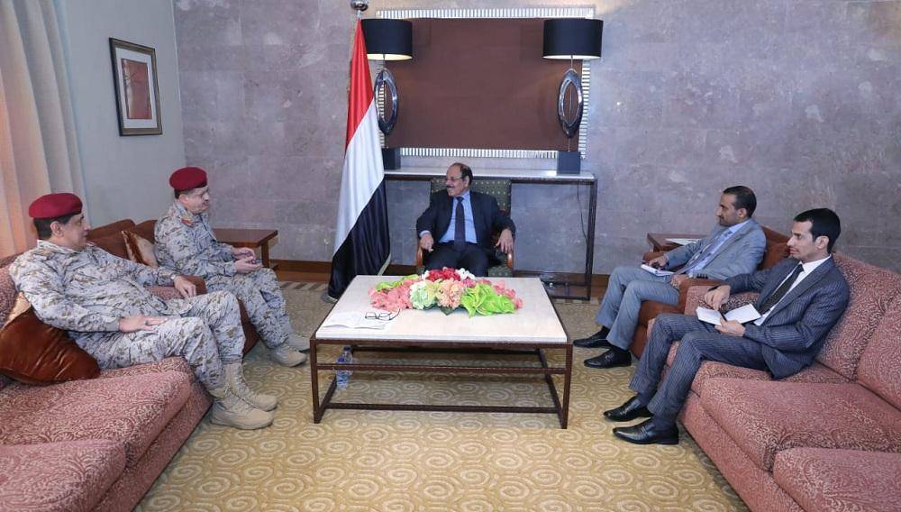 نائب الرئيس اليمني ملتقيا وزير الدفاع ورئيس هيئة الأركان اليمنيين