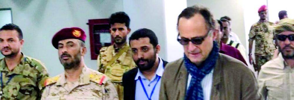 رئيس بعثة المراقبة الأممية كامرت لدى وصوله مطار عدن أمس برفقة رئيس الجانب الحكومي في لجنة المراقبة اللواء  صغير عزيز. (رويترز)