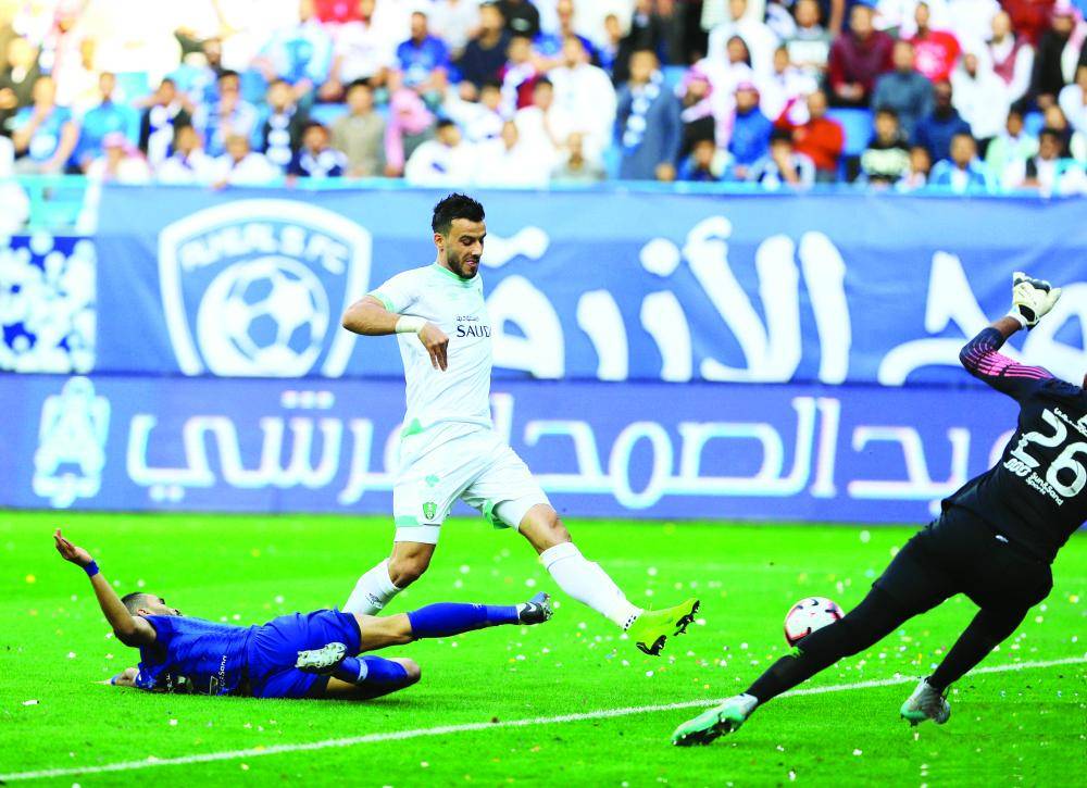 



عمر السومة لحظة تسجيله الهدف الأول في مرمى الهلال.