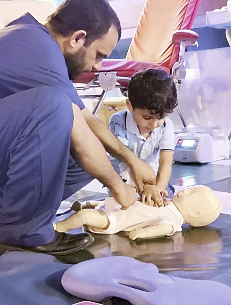 تدريب طفل على الإنعاش القلبي.