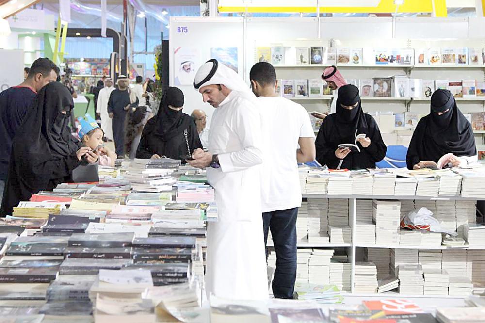 زوار معرض جدة الدولي للكتاب يتجولون في أجنحة دور النشر المشاركة.