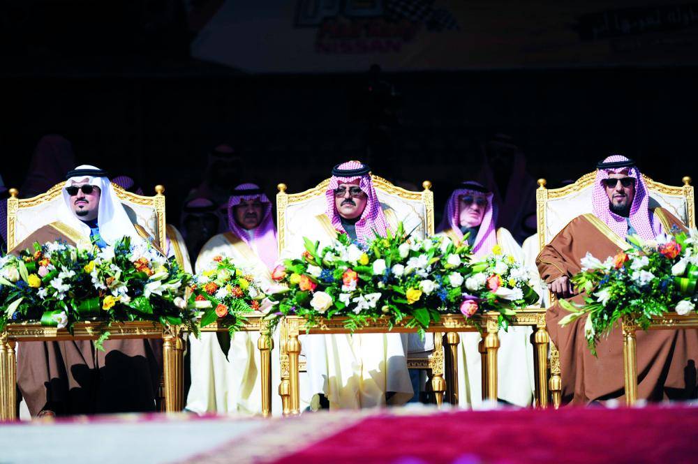 



الأمير عبدالعزيز بن سعد يتوسط الضيوف في حفل انطلاق سباق رالي حائل أمس.