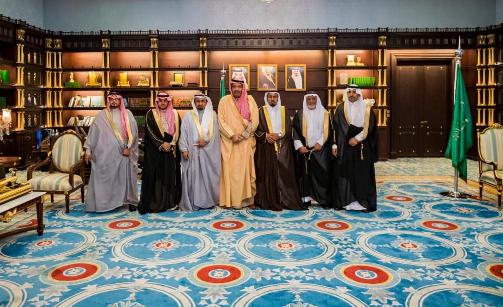 أمير الباحة في صورة جماعية مع رئيس وأعضاء غرفة المخواة. (عكاظ)