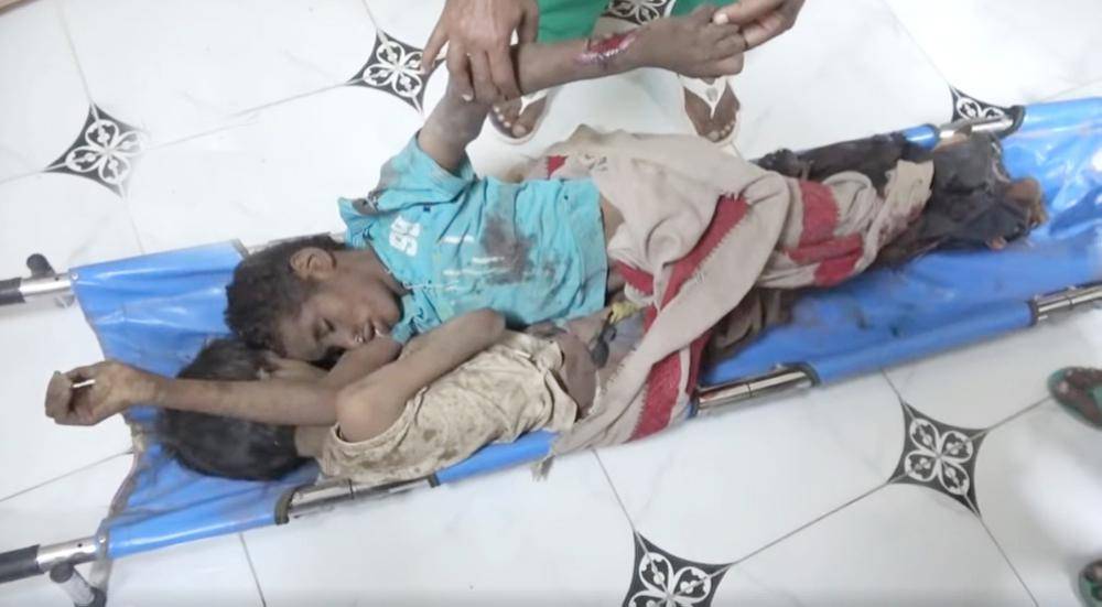 جثتا عادل وجميل في مستشفى الدريهمي. (صورة من شريط فيديو بثه الجيش اليمني أمس)