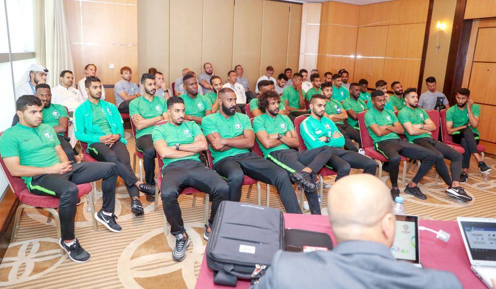 



لاعبو المنتخب السعودي يستمعون لشرح التعليمات المتعلقة بالبطولة الآسيوية.