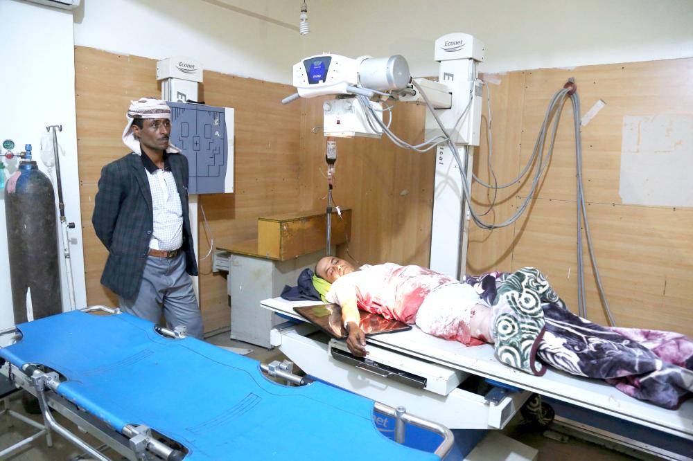 



 يمني يتلقى العلاج في مستشفى بتعز عقب إصابته في قصف حوثي أمس الأول. (أ.ف.ب)